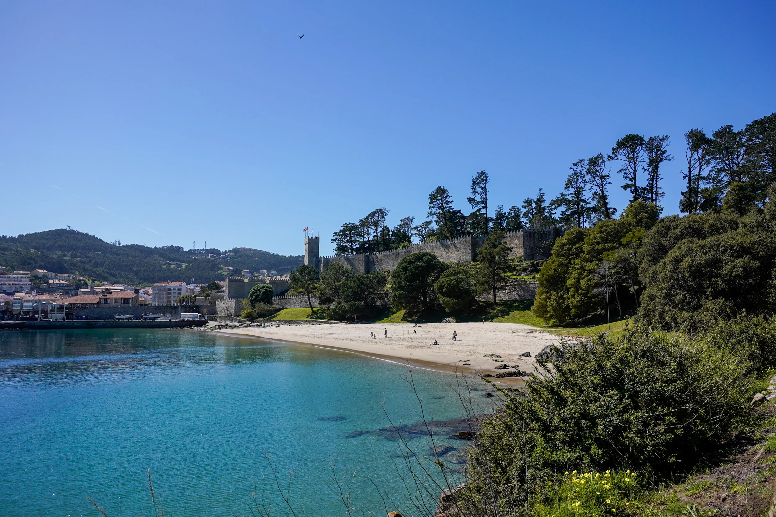Playa de Barbeira junto a la Fortaleza de Monterreal