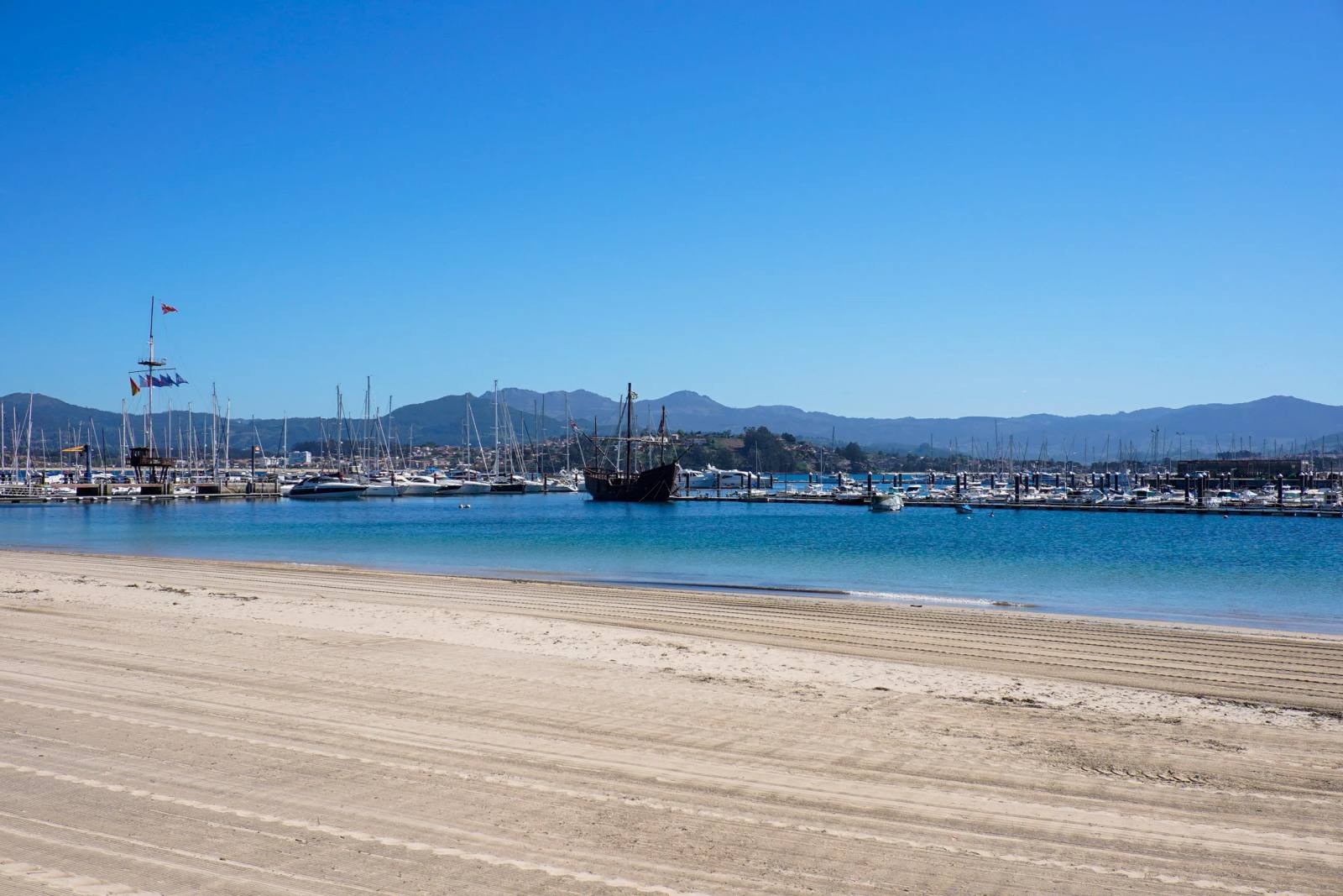 Playas de Baiona, Galicia — Playa de Ribeira con Bandera Azul
