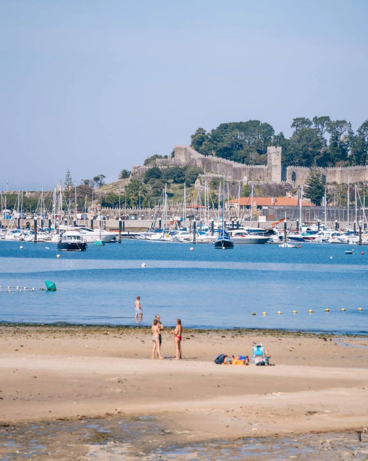 Vista del puerto y la costa de Baiona