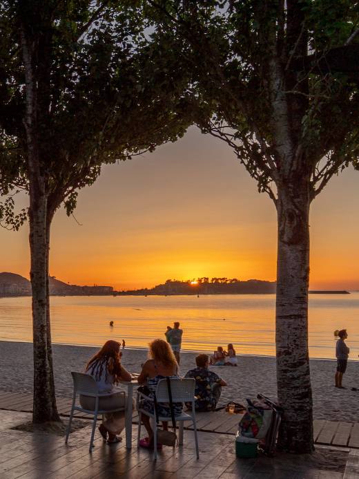 Mesa con gastronomía gallega junto al mar