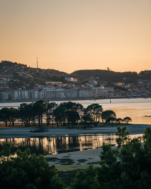 Paseo costero al atardecer en Baiona