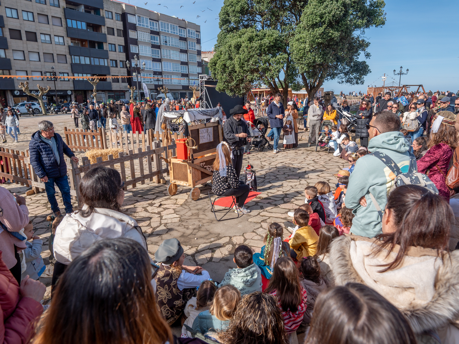 Familia disfrutando de Baiona, Galicia