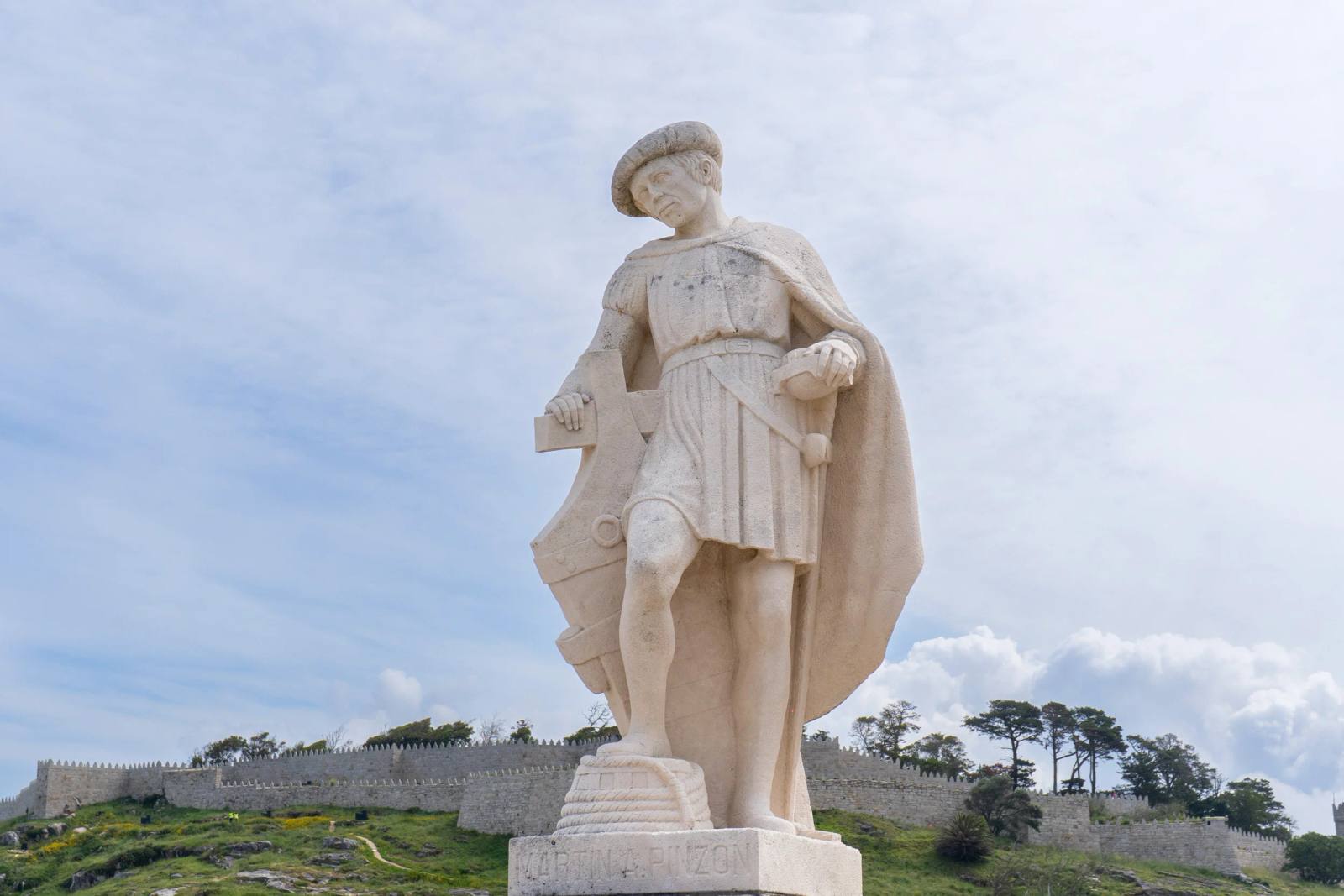 Escultura de Martín Alonso Pinzón — Baiona, Galicia