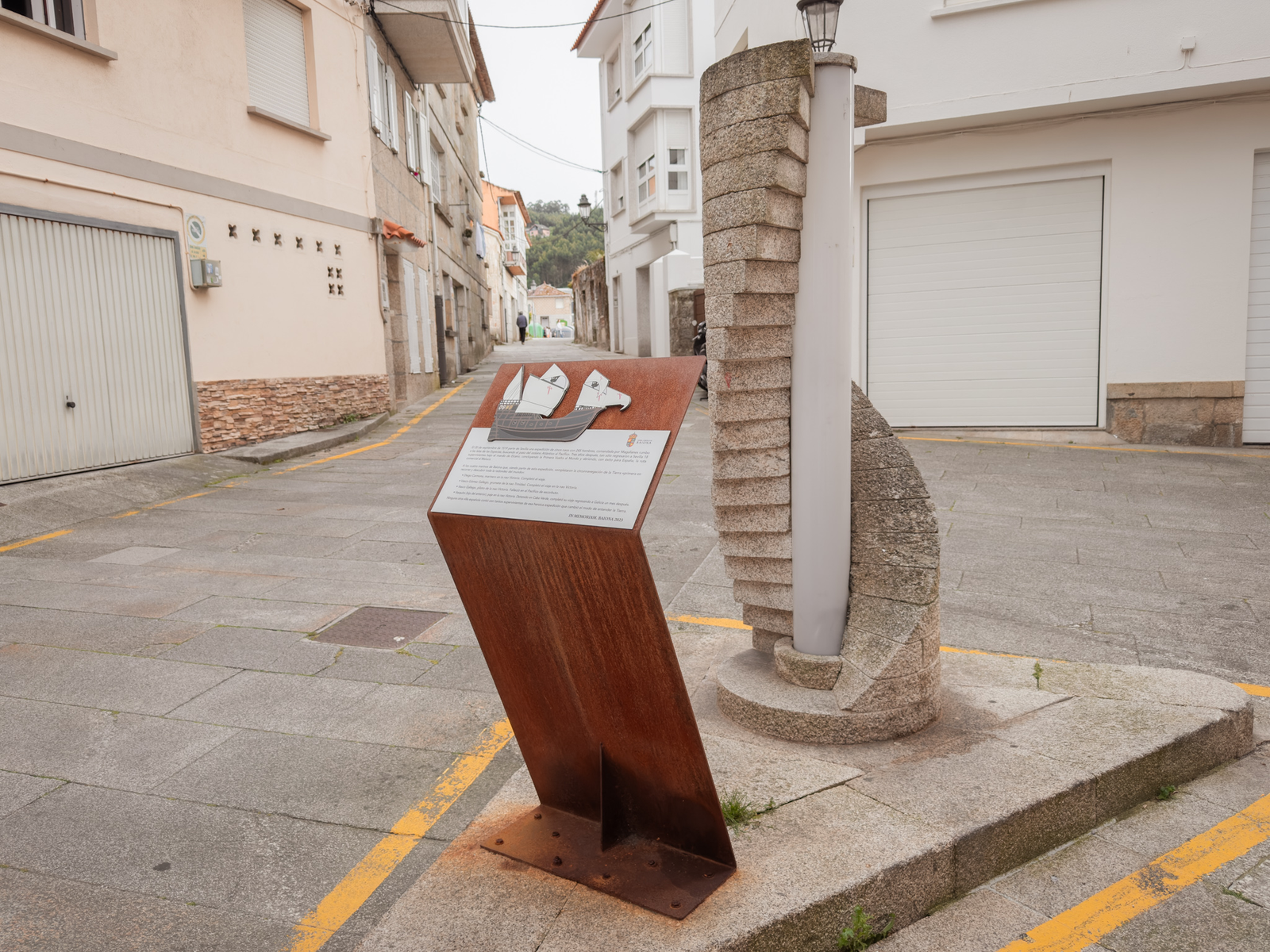 Monumento in memoriam marineros baioneses — Baiona, Galicia