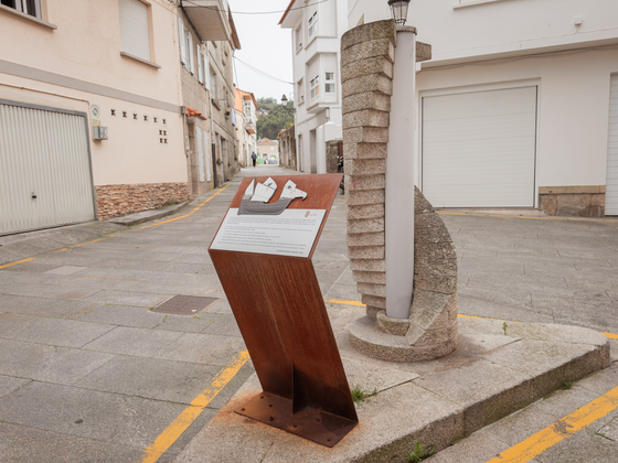 Monumento in memoriam marineros baioneses — Baiona, Galicia
