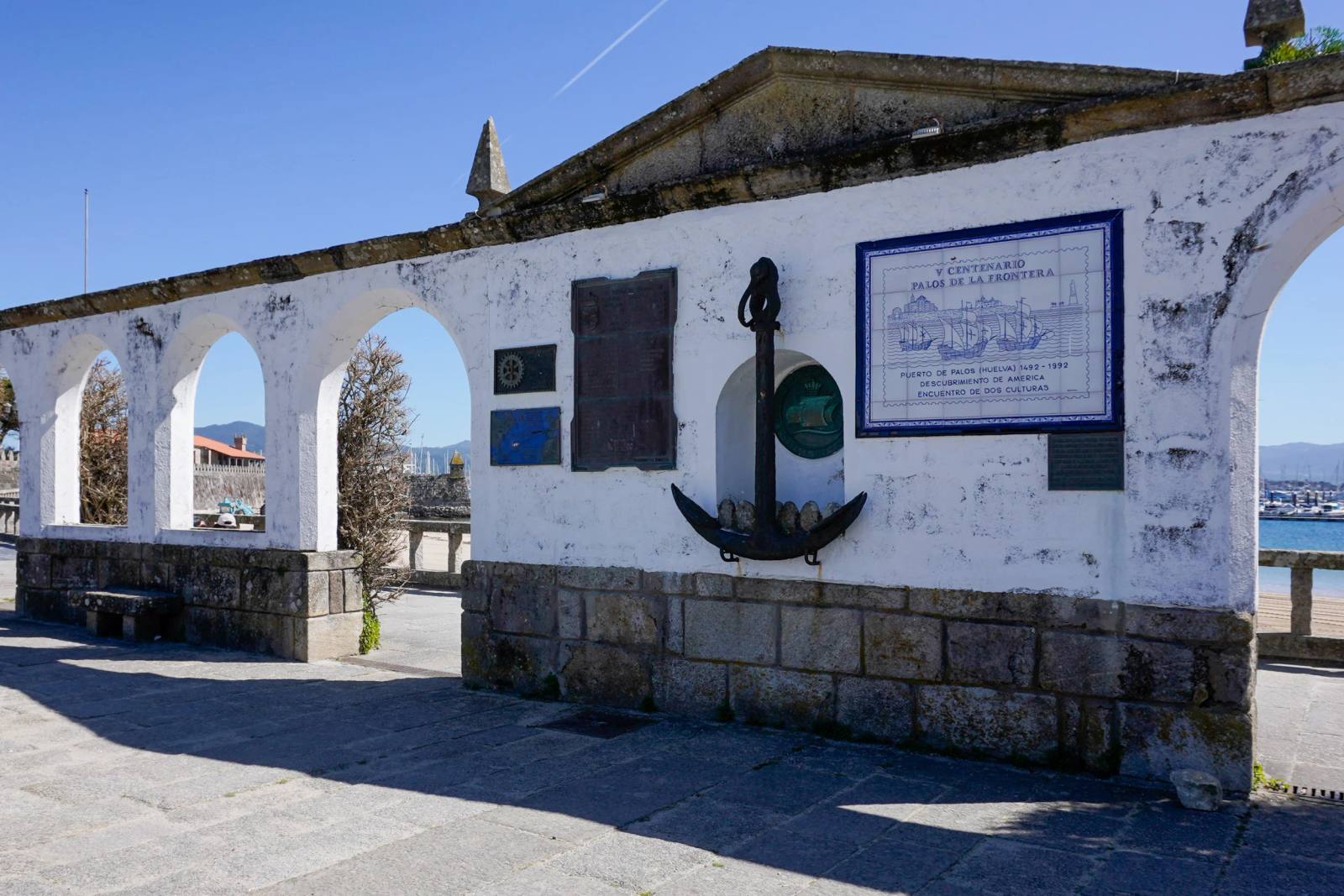 Paseo da Ribeira y Arcos del Descubrimiento — Baiona, Galicia