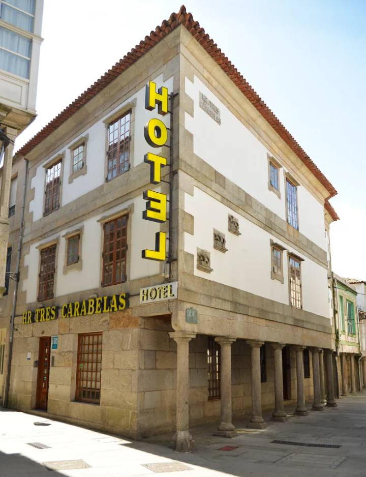 Hotel Tres Carabelas — Hotel · Baiona