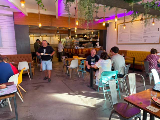 Dónde desayunar temprano en Baiona: cafés y panaderías para peregrinos