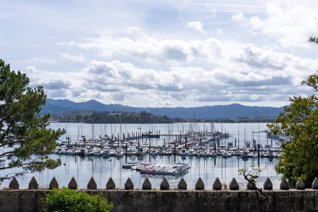 Dónde reservar un amarre en Baiona: puertos, tarifas y servicios